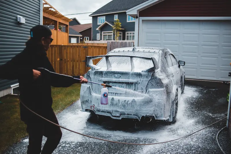 Quel canon à mousse choisir pour laver sa voiture efficacement ?
